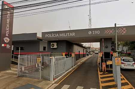 Homem tem carro roubado ao sair de barbearia, sobe no capô para tentar impedir crime e é atropelado por suspeito