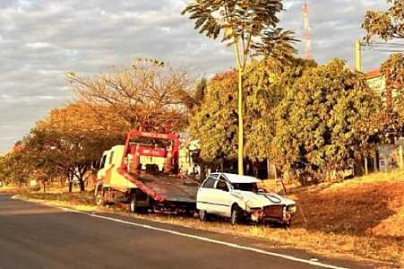 Carro bate em parede de concreto e capota na BR-153 em Rio Preto