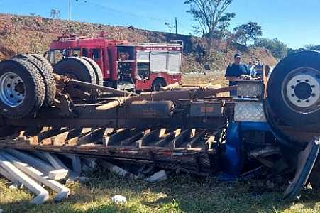Caminhão capota na Washington Luís e motorista morre preso às ferragens, em Catanduva