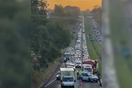 Engavetamento entre três carros deixa feridos e interdita faixa da Rodovia Washington Luís