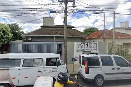 Polícia investiga mãe suspeita de abandonar adolescente trancada para fora de casa