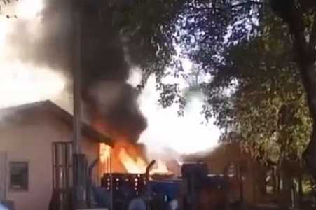 Incêndio atinge pneus e materiais recicláveis em depósito de paletes às margens de rodovia