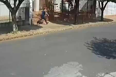 Vídeo mostra momento que homem sai correndo de caminhonete onde empresário e funcionário foram mortos a tiros