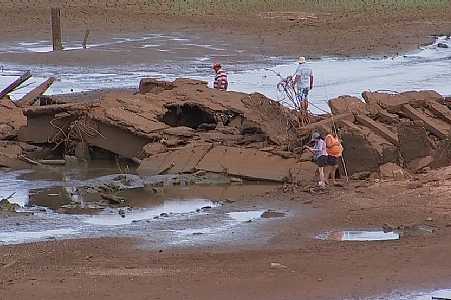 Estiagem baixa nível de córrego e revela ponte submersa na região noroeste paulista