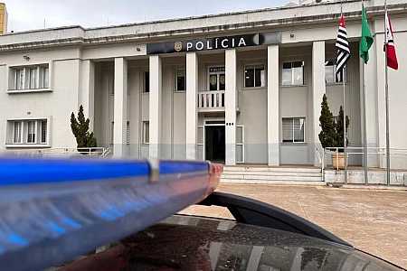 Mulher é presa por esfaquear marido e diz que foi agredida por ele