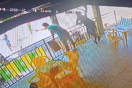 Câmera flagra homem sacando arma e apontando para casal em bar de Auriflama; vídeo