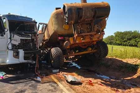 Acidente entre trator e caminhão causa vazamento de óleo diesel em estrada vicinal