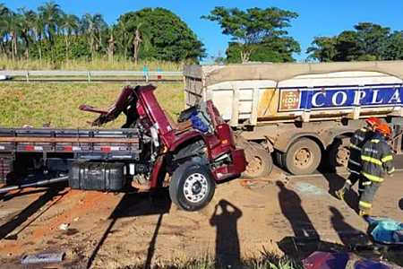 Caminhoneiro morre ao bater na traseira de carreta carregada com pedras em Fernandópolis