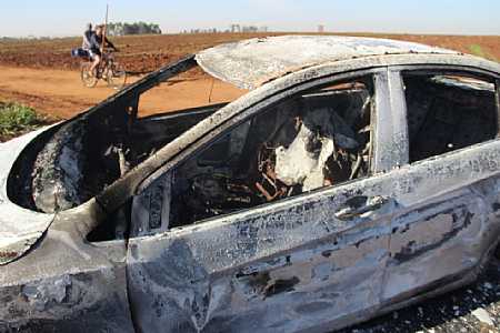 Carro de comerciante morto a facadas é encontrado queimado