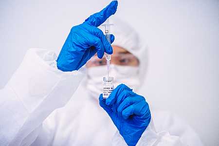 Duas doses da Pfizer e AstraZeneca protegem contra variante delta, diz estudo