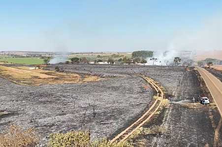 Incêndio atinge parte de escola agrícola desativada em Auriflama
