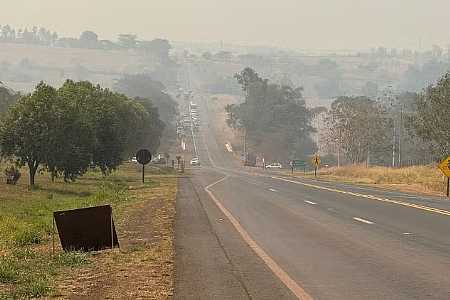 Incêndios suspendem aulas em escolas e interditam rodovia no interior de SP