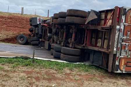 MOTORISTA PERDE CONTROLE, TOMBA CARRETA E PROVOCA ENGARRAFAMENTO NA RODOVIA EUCLIDES DA CUNHA, EM RUBINEIA