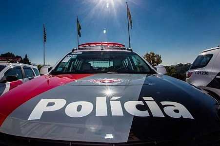 Criança de 3 anos que estava entre o pai e a mãe em motocicleta morre em acidente