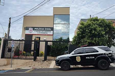 Funcionária é demitida após brigar com proprietário de lotérica devido a buraco em parede de banheiro