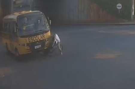 Grávida e criança em bicicleta elétrica são atropeladas por ônibus escolar em General Salgado; vídeo