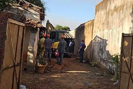 Polícia encontra corpo de jovem enterrado em quintal de casa abandonada no interior de SP