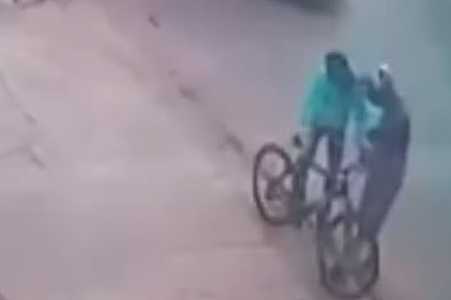 VÍDEO: Ciclista se desequilibra em avenida e por pouco escapa de ser atropelado por caminhão em Cedral