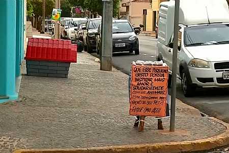 Loja doa ração para tutores de animais durante a pandemia em Araçatuba