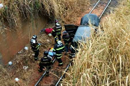 Policial aposentado morre após carro cair em linha férrea na região