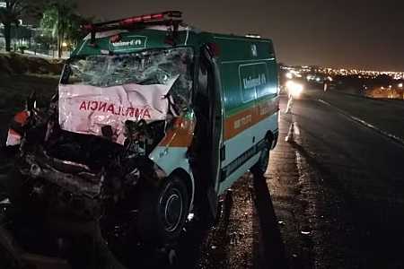 Motorista e passageira em ambulância ficam feridos após colisão traseira em caminhão em Mirassol