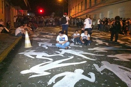 Vigília e protesto lembram as 242 vítimas da Kiss, um ano depois