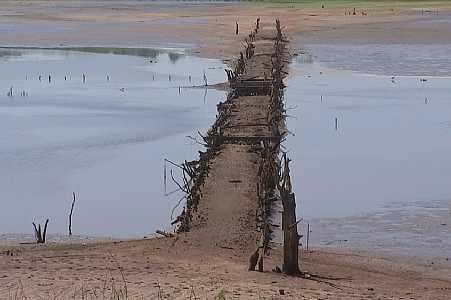 Ponte revelada pela seca volta a ficar submersa em rio do interior de São Paulo