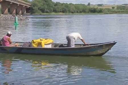Pescadores sofrem para vender peixes em cidade banhada pelo Rio Tietê no interior de SP: ´O que vamos fazer?´