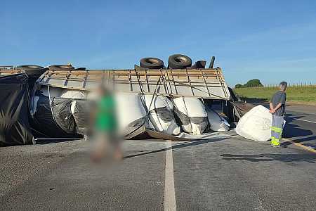 Caminhão tomba e trava pista da BR-153 na região de Rio Preto