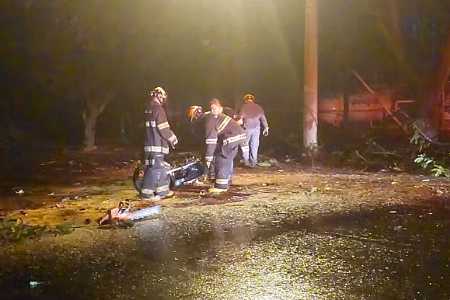 Árvore cai em cima de motociclista durante chuva em cidade do interior de SP
