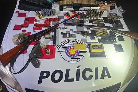 Homem suspeito de agredir o irmão em Ilha Solteira é preso com armas e munição ilegal em casa