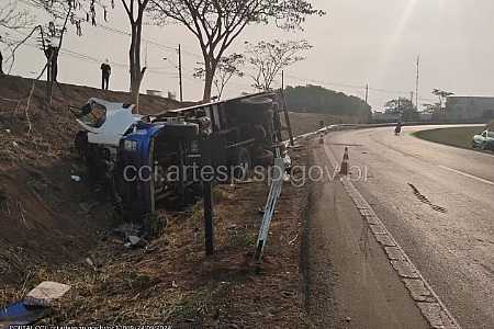 Caminhoneiro morre ao bater em defensa metálica e tombar em Mirassol