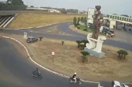 Veículo desgovernado ultrapassa rotatória, destrói bicicleta e quase atinge casal em Santa Fé do Sul