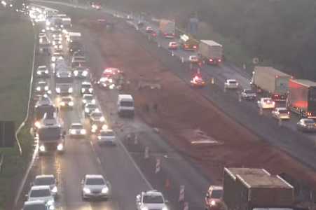 Motociclista morre ao ser atropelado por carreta em rodovia no interior de SP