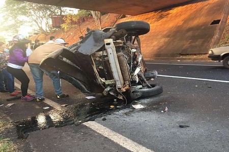 Motorista perde controle da direção e capota carro em rodovia de Fernandópolis