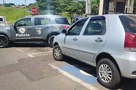 Baep prende assaltantes que renderam família em casa e fugiram com o carro das vítimas