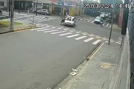 Homem é arremessado de moto após desrespeitar parada obrigatória e bater em carro; vídeo
