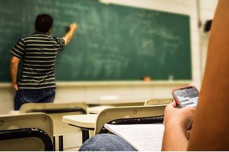 Redes estaduais de ensino já têm mais professores temporários do que concursados