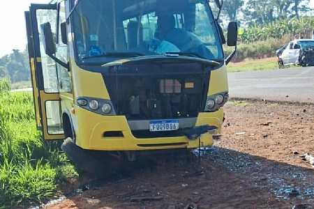 Acidente entre carro e ônibus deixa um ferido em Palmeira d´Oeste