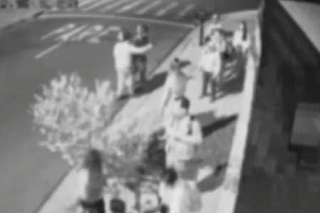 VÍDEO: dupla armada faz arrastão em ponto de ônibus de Rio Preto