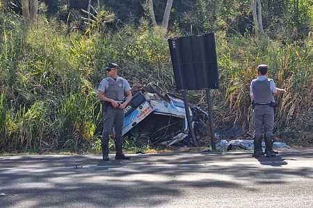 Motorista morre ao bater caminhonete contra caminhão-tanque durante ultrapassagem em Neves Paulista