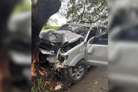 Motorista morre após caminhonete bater contra árvore; revólver e munição deflagrada foram encontrados no veículo