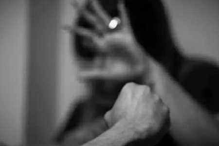 Para defender a mãe, adolescente ataca padrasto a pauladas; homem morre após golpe de mata-leão