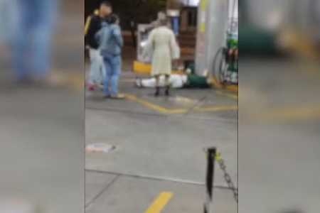 Homem leva soco na cabeça e desmaia em posto de combustíveis no interior de SP; vídeo
