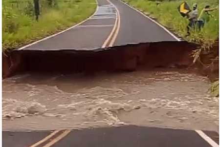 Tempestade transborda córrego e abre cratera em pista de Mirandópolis
