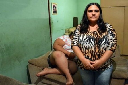 Estado pede laudo para garota de 146 kg e 12 anos ir a aula mãe vê bullying