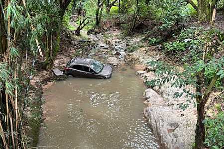 Carro é encontrado submerso em córrego de Cedral