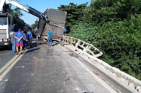 Caminhão boiadeiro com 48 cabeças de gado fica suspenso em ponte na BR-153 no interior de SP