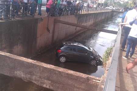 Carro cai em córrego após motorista se distrair com celular em Catanduva