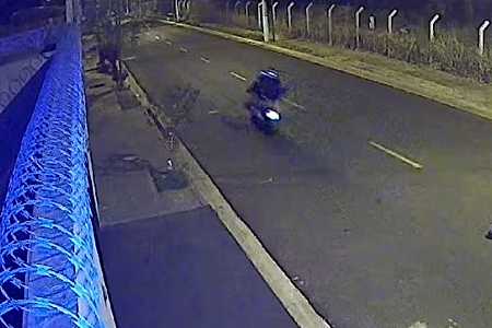VÍDEO: após arrastão em ponto de ônibus, dupla armada persegue vítima de moto no interior de SP